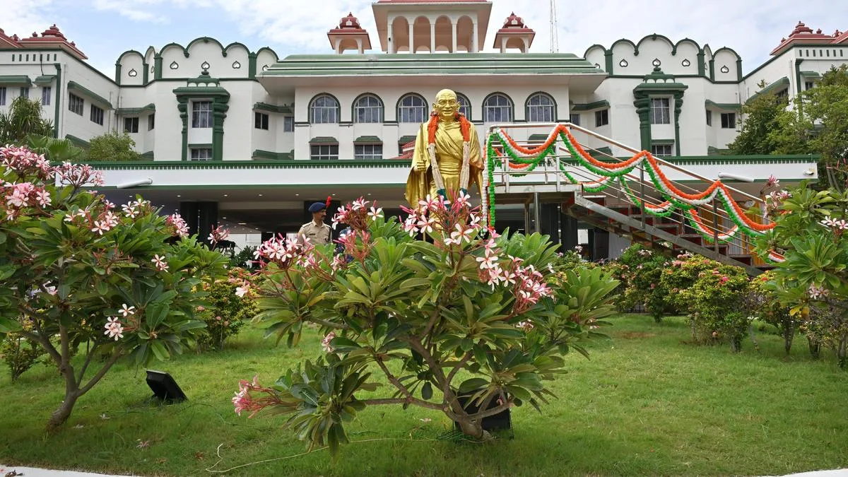 How permission was granted to sell eatables inside Vandiyur park, HC asks Madurai Corporation