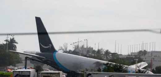 Miami: Amazon-Frachtflugzeug schießt über Landebahn hinaus – fünf Tote