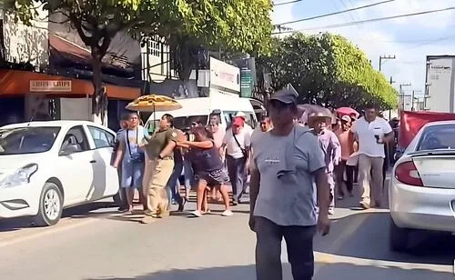 Ciudadanos de Matlapa, SLP, retienen a policías municipales; exigen justicia tras la muerte de un detenido