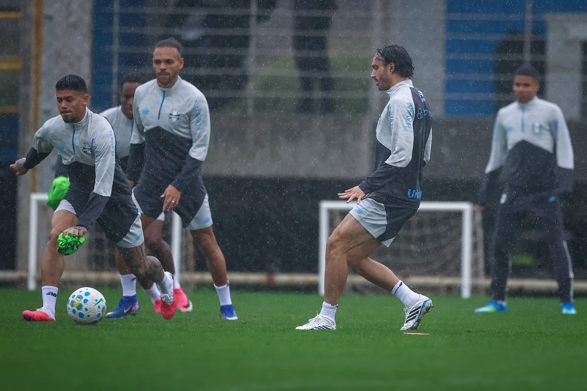 Luís Castro prepara meio-campo inédito para o Grêmio contra o Bragantino
