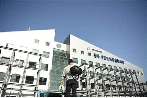 수영장 천장서 손바닥 크기 콘크리트 파편 '뚝'…이용객 불안