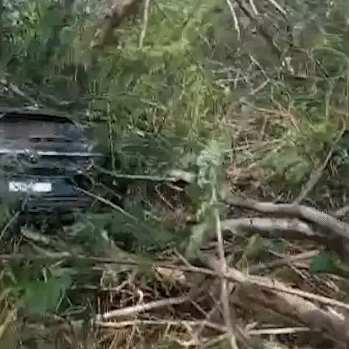Condutor foge após atropelar casal de moto e acaba agredido por testemunhas