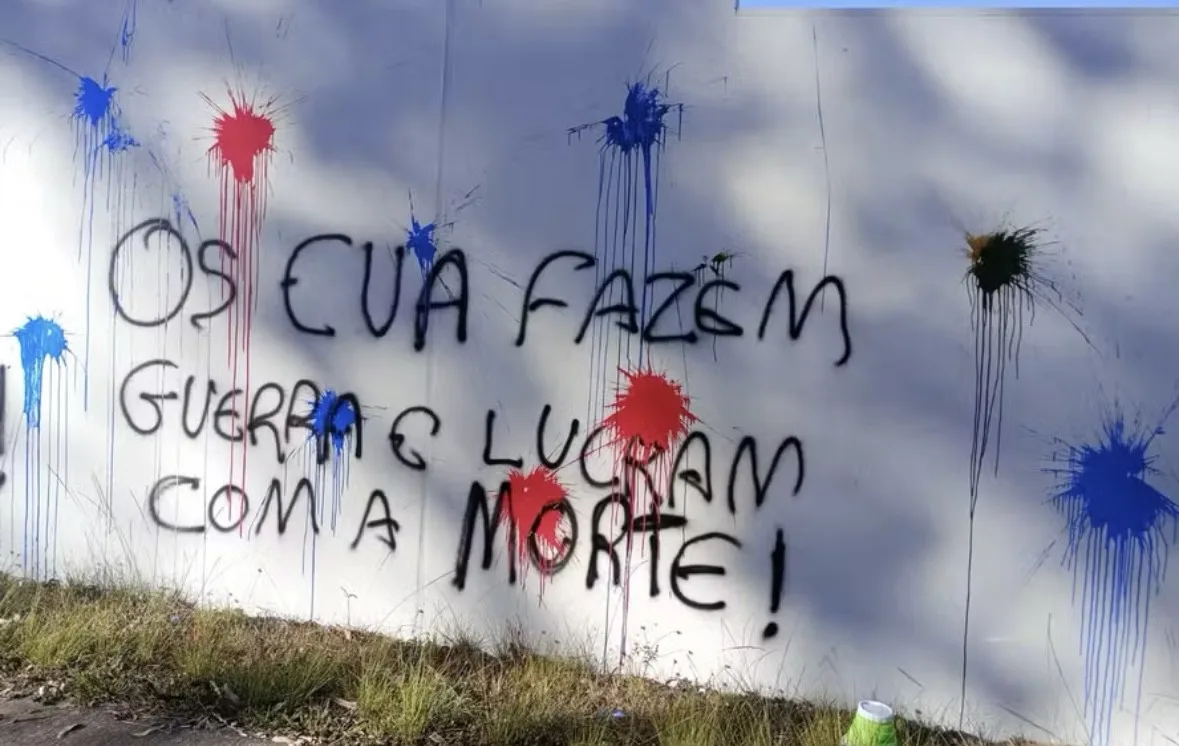 Embaixada dos EUA em Brasília é pixada com frases antiguerra em meio a tensões Lula-Trump