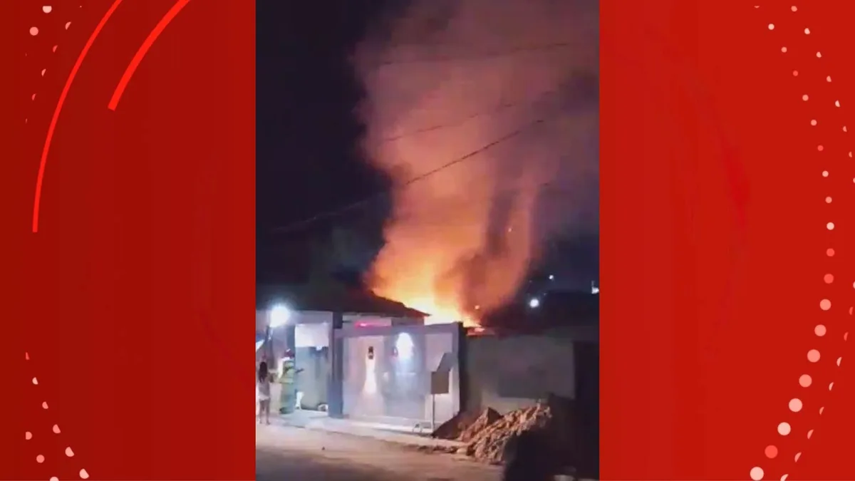 Casa sem energia pega fogo em Laranjal do Jari; suspeita é de vela acesa por moradora; VÍDEO