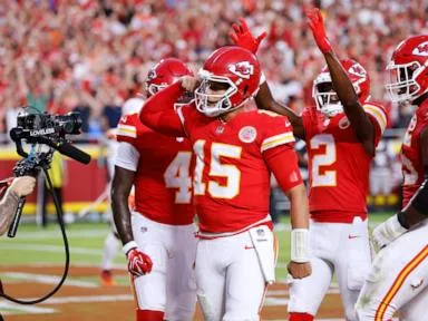 Walker runs all over Denver, Mahomes looks healthy as Chiefs beat up Broncos 31-10
