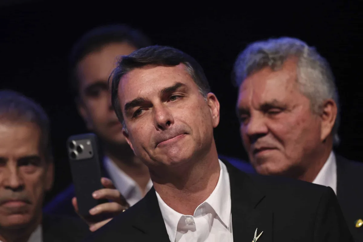 Relembre e veja o vídeo: Flávio Bolsonaro passou mal em debate em 2016