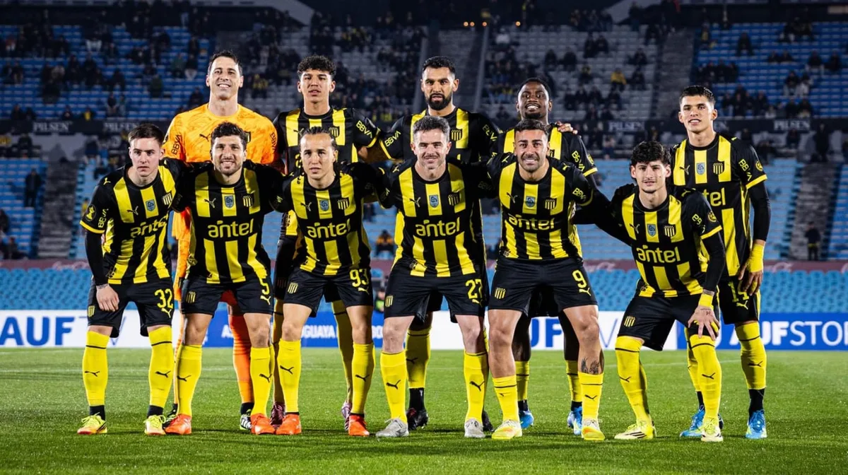Peñarol presentó la camiseta especial con la que homenajeará a Rubén Rada en el clásico ante Nacional