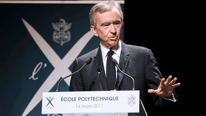 Bernard Arnault mexe na LVMH para se proteger de “forasteiros” e perpetuar o controle da família