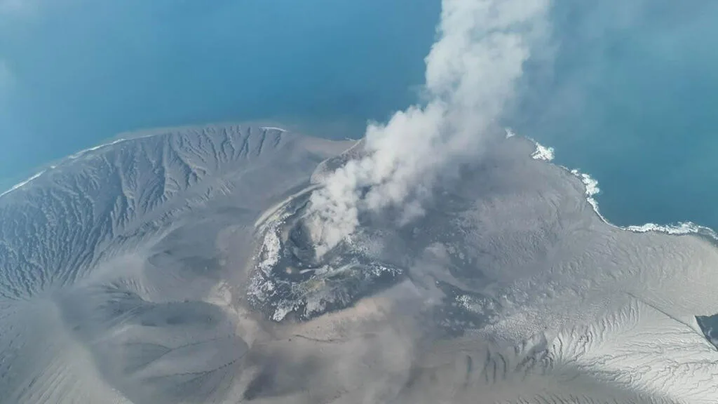 Indonésia fecha aeroportos após erupção do vulcão Anak Krakatau