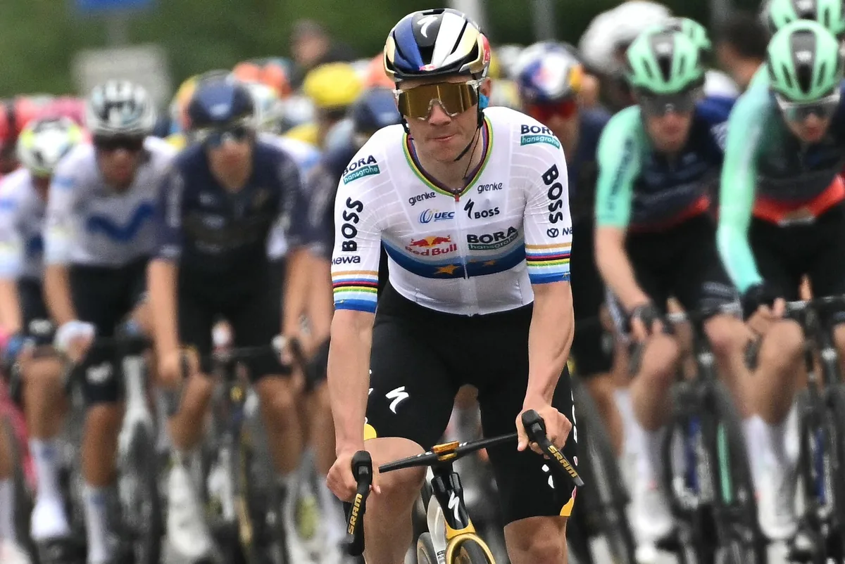 Au départ du Tour de Lombardie, les coureurs se mobilisent pour dénoncer la dangerosité du cyclisme