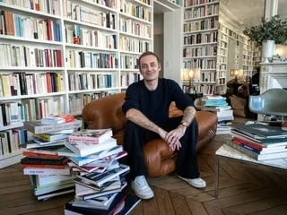 « Un voyage immobile » : sur TV5 Monde, Augustin Trapenard raconte trente livres francophones