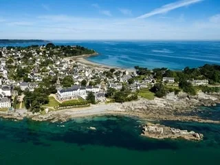 À Locquirec, « L’hôtel de la plage » ravive la nostalgie d’un été de porcelaine