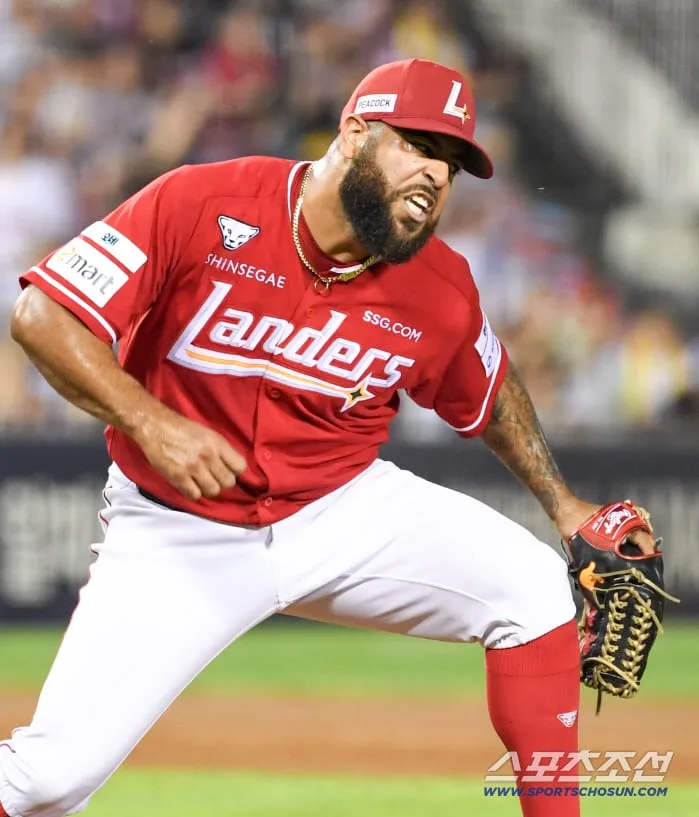 '만루 위기도, 주심 부상 변수도 극복' MLB 112승 카라스코와 맞대결서 7이닝 무실점 인생투 펼친 아빌라 '뜨거운 포효'