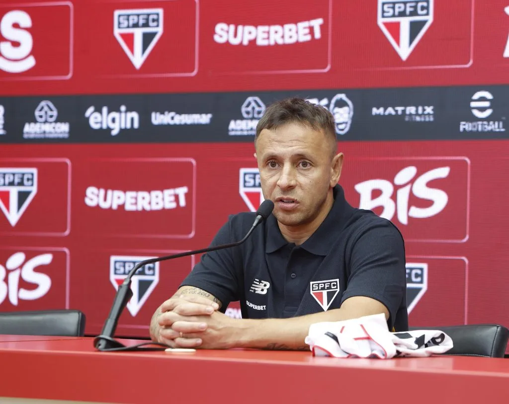 Rafinha descarta impacto de salários atrasados em eliminação do São Paulo e faz crítica à arbitragem