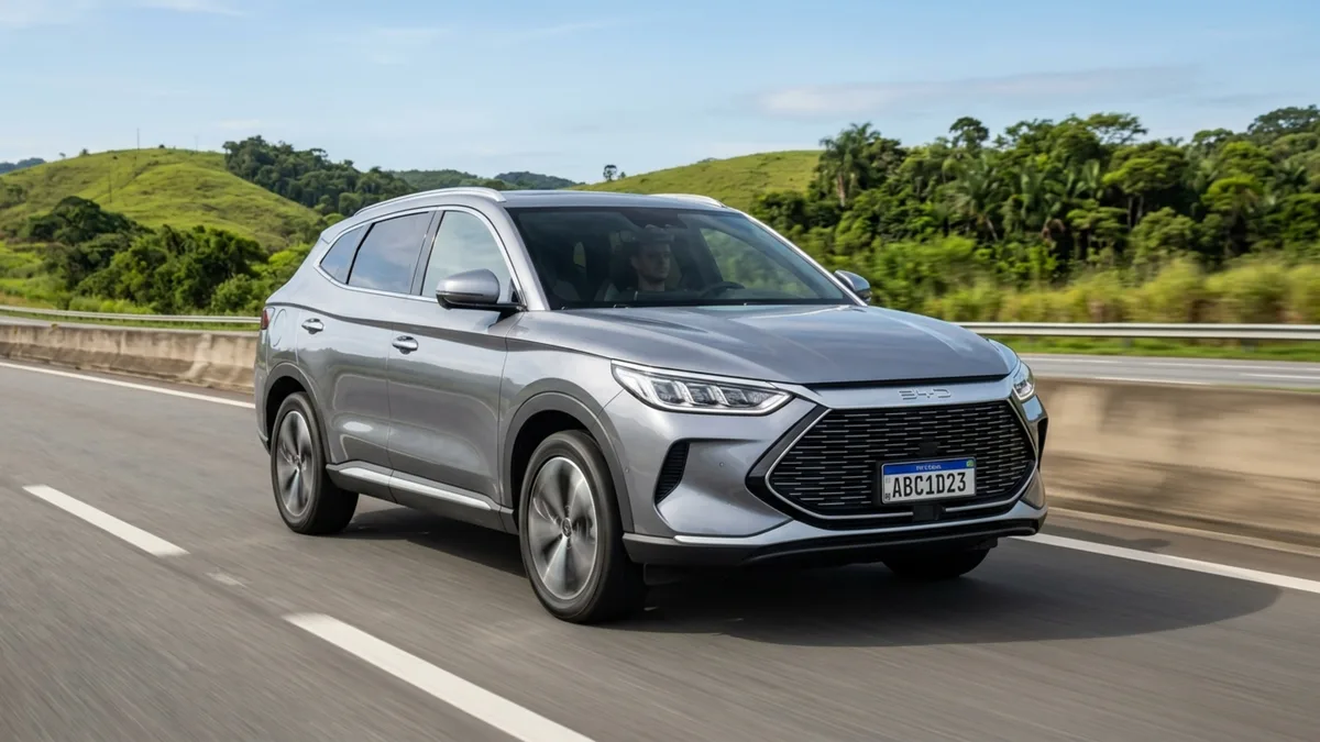A enorme tela domina o painel, mas é a possibilidade de fazer pequenos trajetos sem ligar o motor a gasolina que mais muda o uso diário deste SUV