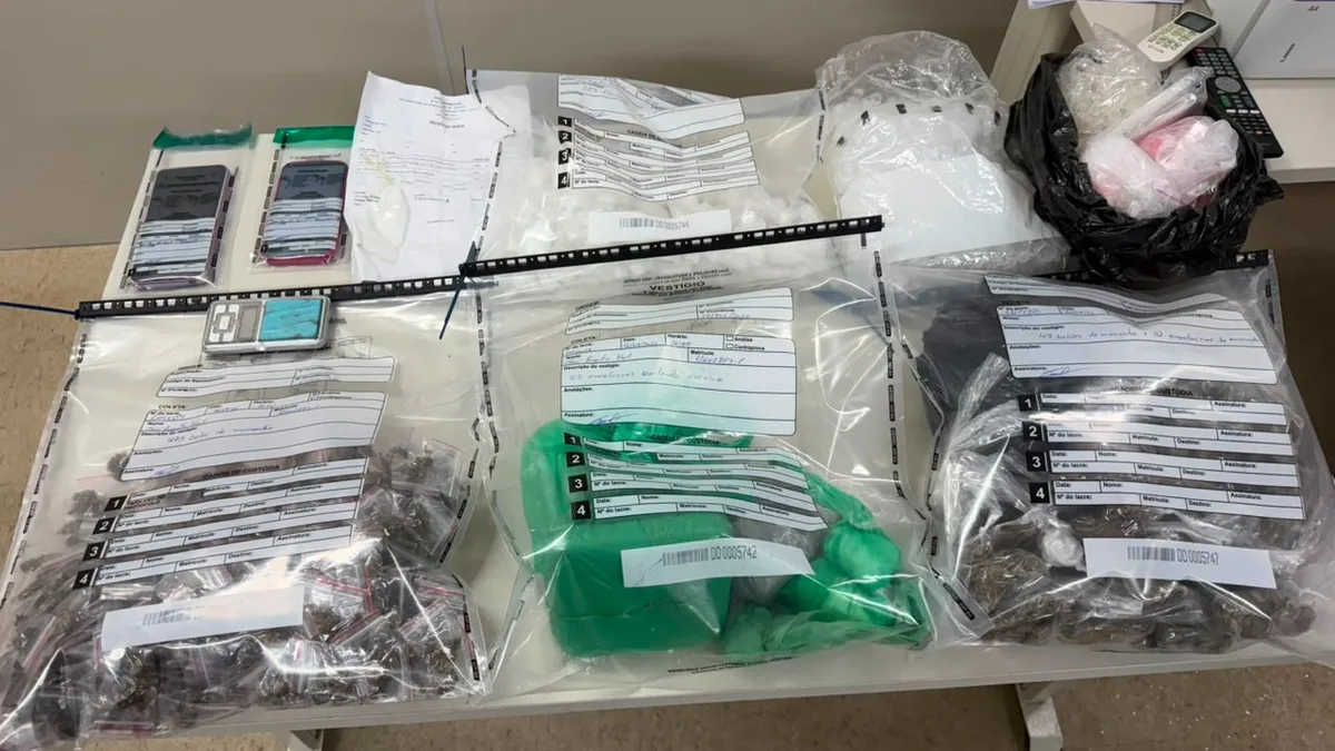 Homem é preso com mais de 800 porções de drogas em Salvador