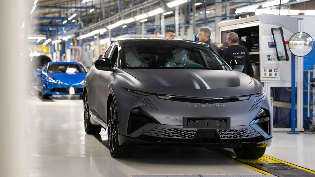 « À peine une soixantaine au mois d’août » : faute de commandes, Alpine réduit la production de son A390 électrique