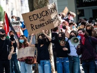 Mobilisation lycéenne : lors d’une manifestation, peut-on écrire ce que l’on veut sur une pancarte ?