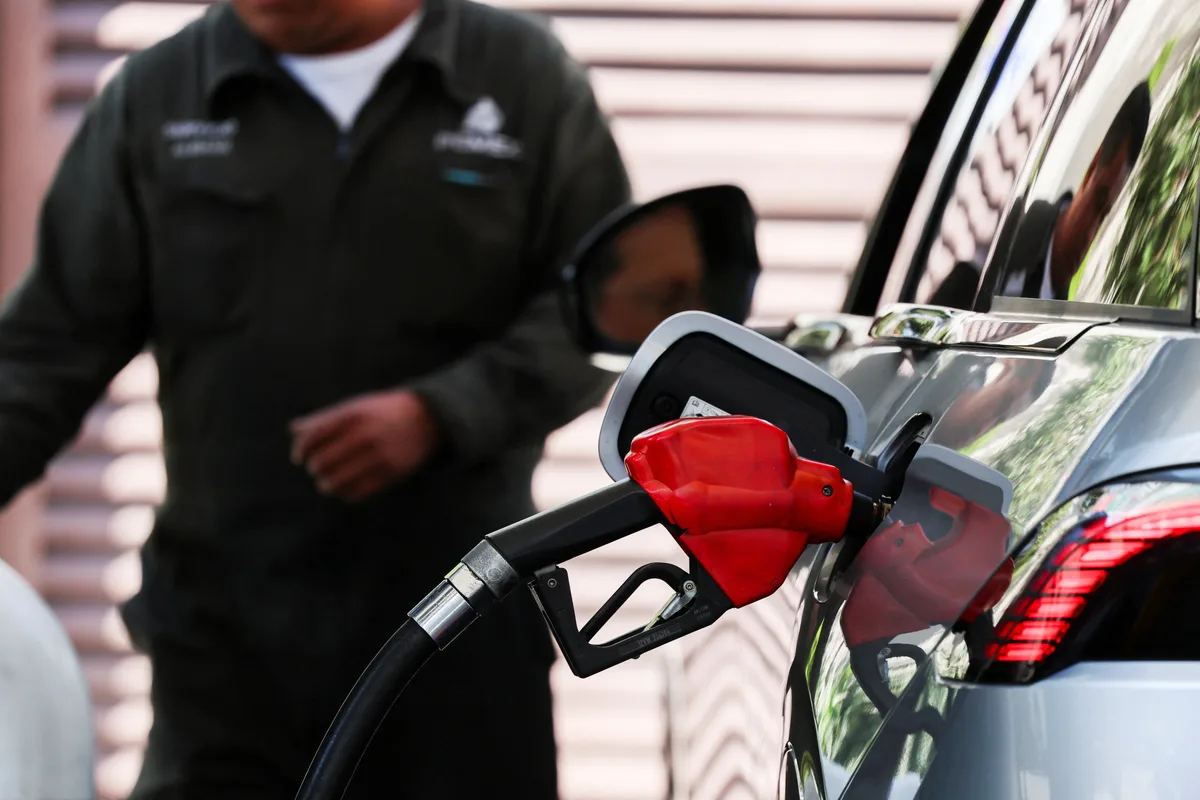 En medio del escándalo del huachicol fiscal, SAT castiga a 2 mil 205 empresas que vendían combustible ilegalmente