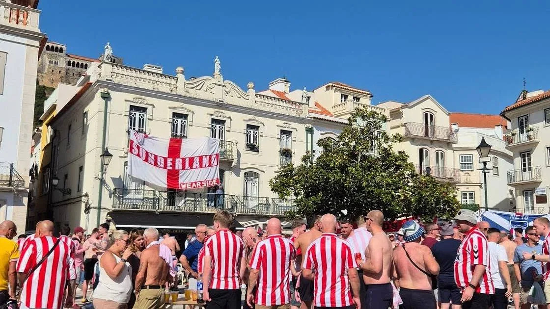 Leiria pintada de vermelho e branco: milhares de adeptos do Sunderland invadem a cidade para jogo com o Torreense