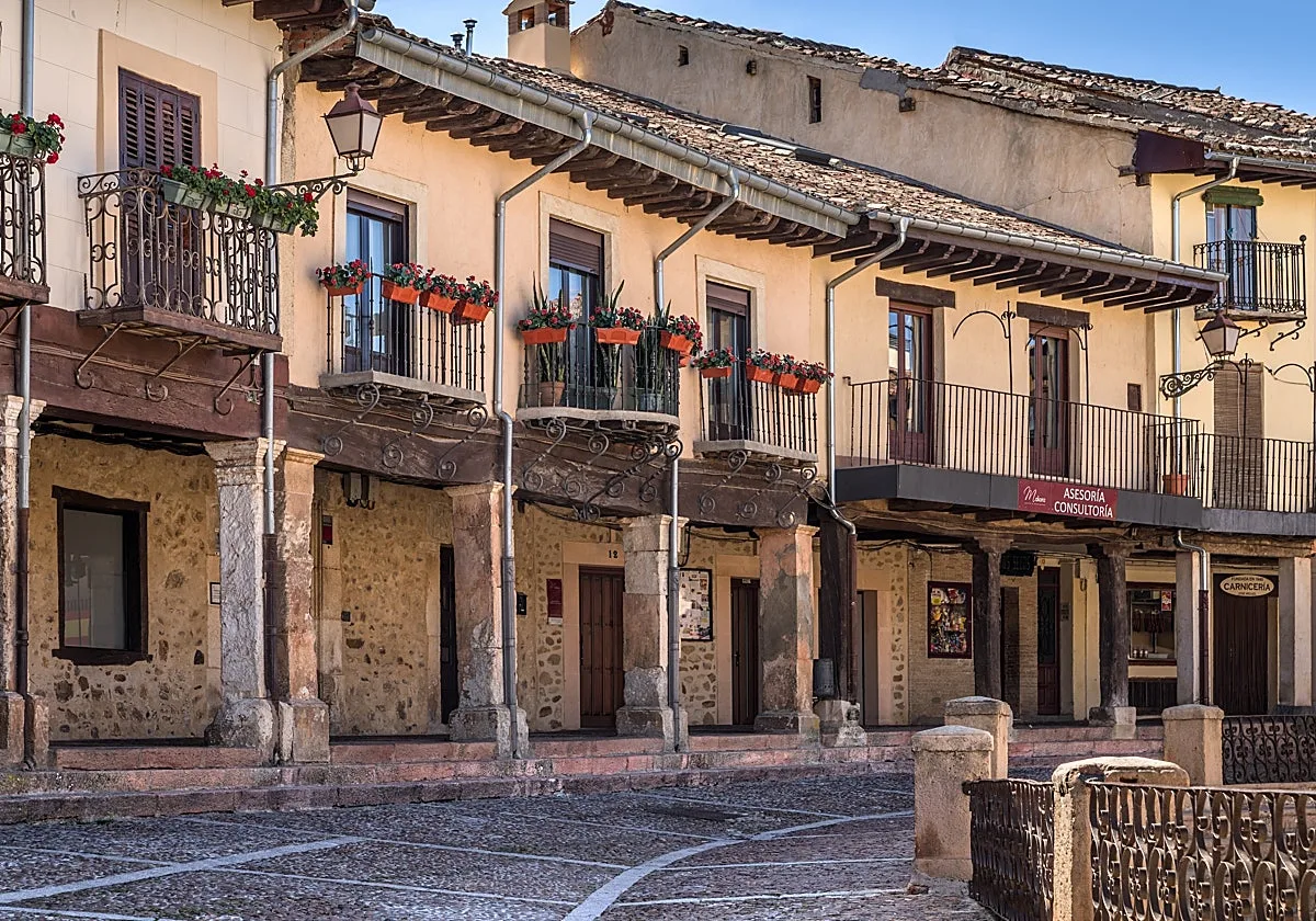 El pueblo de Segovia que destaca por su bonita plaza porticada y su exquisita gastronomía