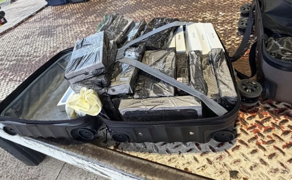 Malas milionárias! Receita apreende 100 smartphones de luxo e iPhones 18 Pro Max no Aeroporto de Foz
