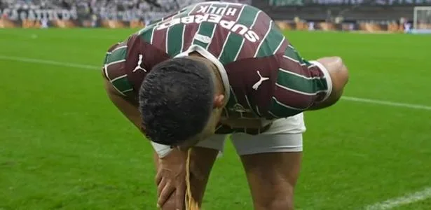 Hulk passa mal e vomita na ida para o intervalo de Corinthians x Fluminense
