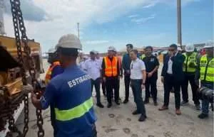 Llega maquinaria pesada de EEUU para retiro de escombros en La Guaira