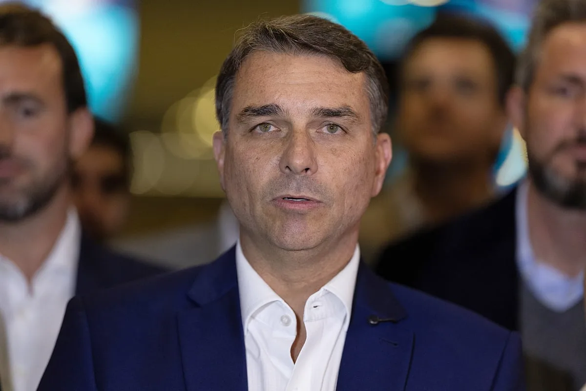 Flávio Bolsonaro é investigado pela polícia brasileira por corrupção, lavagem de dinheiro e outros crimes