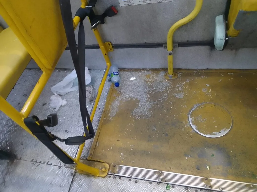 Ônibus são alvos de ataques e motorista fica ferido antes BaVi em Salvador