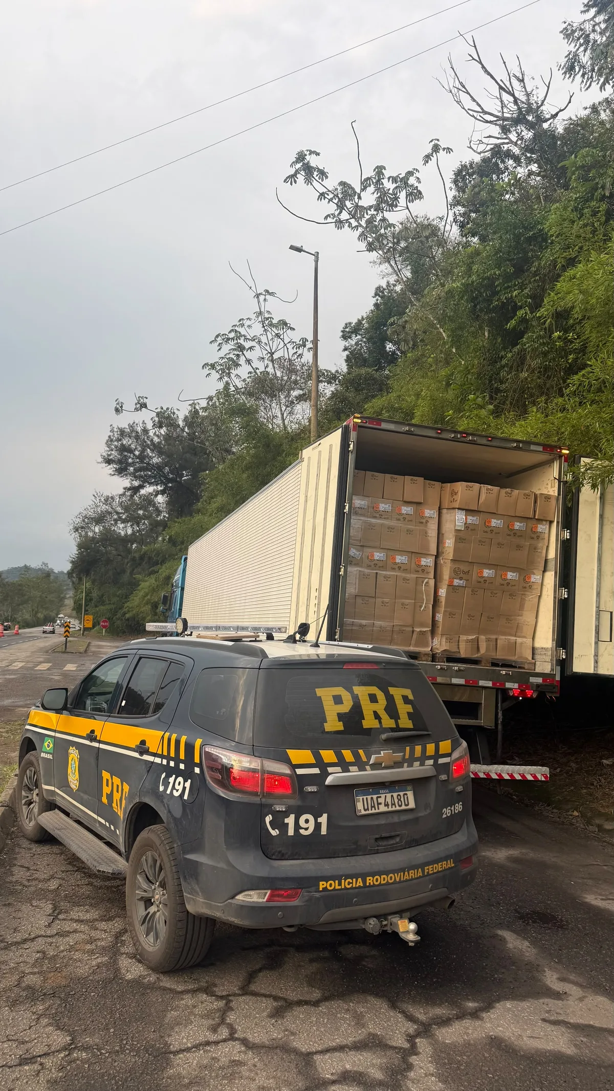 Carga de linguiça calabresa avaliada em R$ 200 mil é apreendida sem nota fiscal na BR-040 em Juiz de Fora