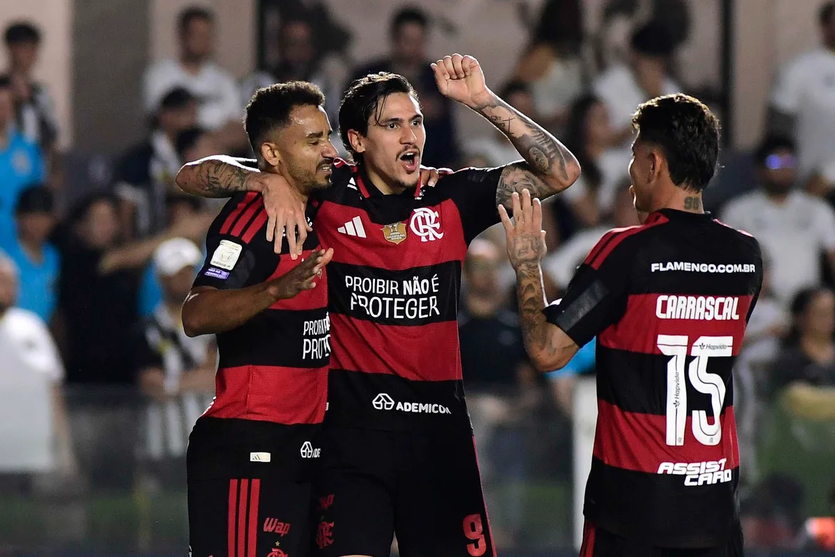 Revolta do Flamengo com arbitragem e encontro com os ex do Santos: o que o ge viu do campo