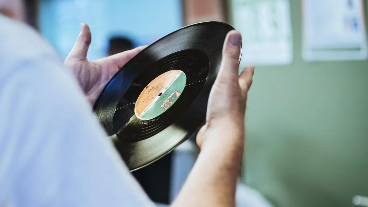 Skurriler Tatvorwurf: Brite soll Millionen mit gefälschten Schallplatten verdient haben