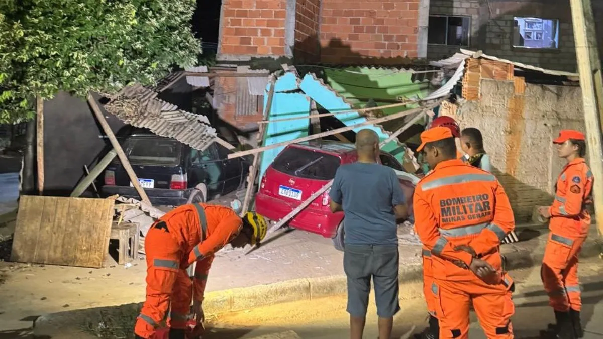 Batida de carro compromete estrutura de casa e mobiliza bombeiros em Montes Claros