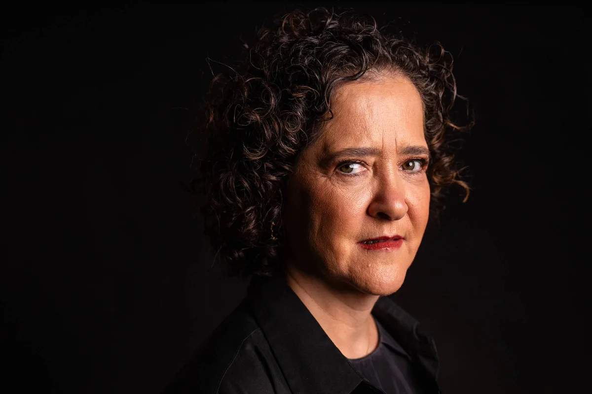 Carla Madeira navega o caos do luto e se revolta contra a homofobia no livro 'Quando'