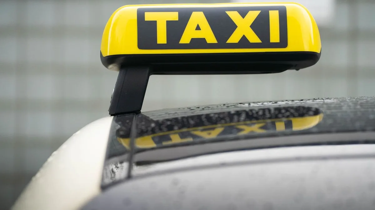 Aggressionen Straßenverkehr: Zwei Taxifahrer angegriffen und leicht verletzt