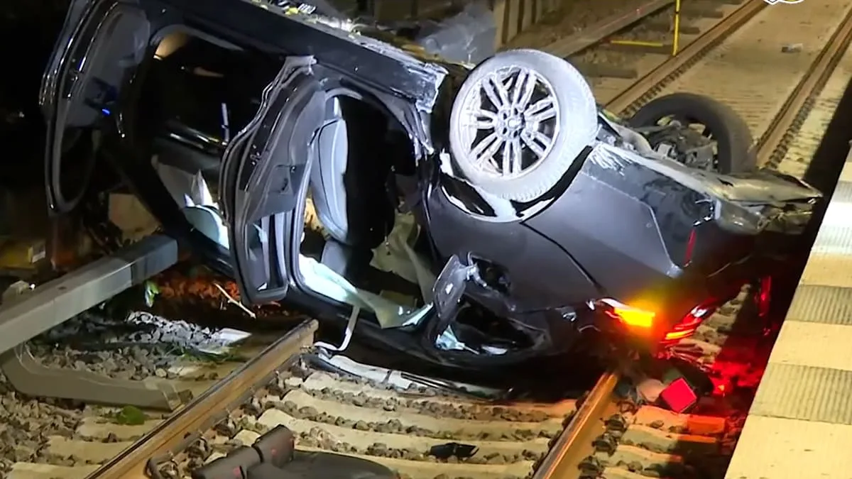 Auto stürzt von Brücke ins Gleisbett – Fahrer stirbt