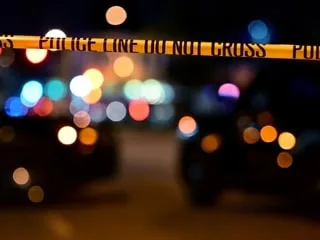 Bébé retrouvé mort au bord d’une route aux États-Unis: une adolescente de 14 ans et son père accusé d’inceste recherchés