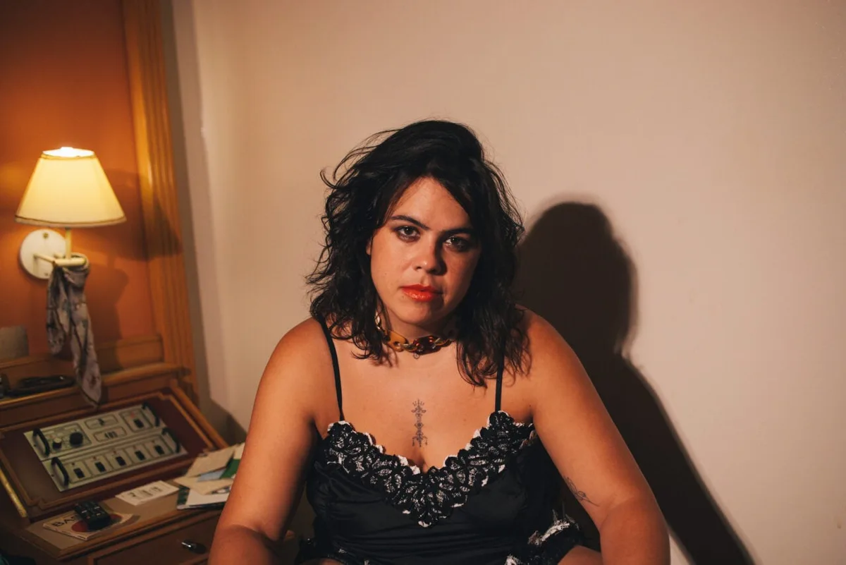 Inédito em Curitiba, Bruna Lucchesi apresenta o show “Bandoleira” no Paiol