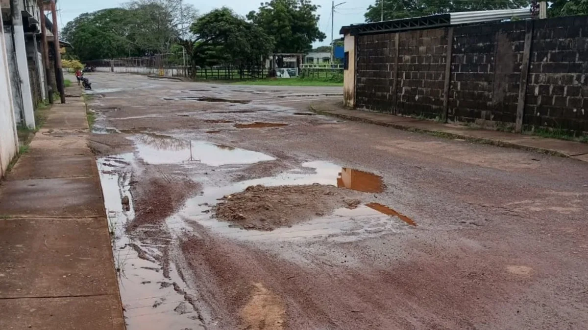 Deterioro vial e inundaciones afectan tránsito en la calle José Félix Rivas de Achaguas