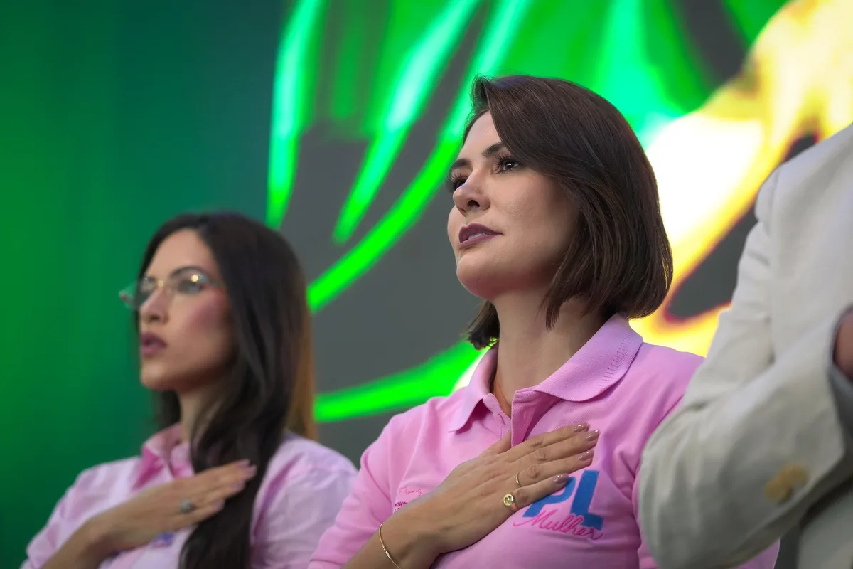 Vídeo: Michelle reage a veto da Justiça e esconde foto de Bolsonaro