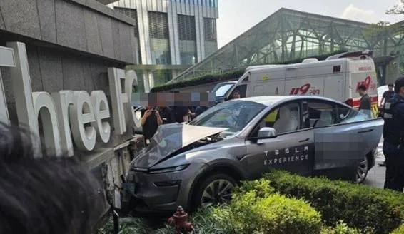 주차장 나오던 테슬라 시승車, 여의도 IFC몰 간판 ‘쾅’