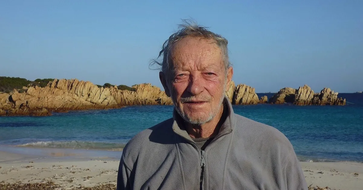 En 1989, un profesor llegó a una isla; permaneció allí prácticamente solo durante 32 años, custodiando su singular playa de arena rosa