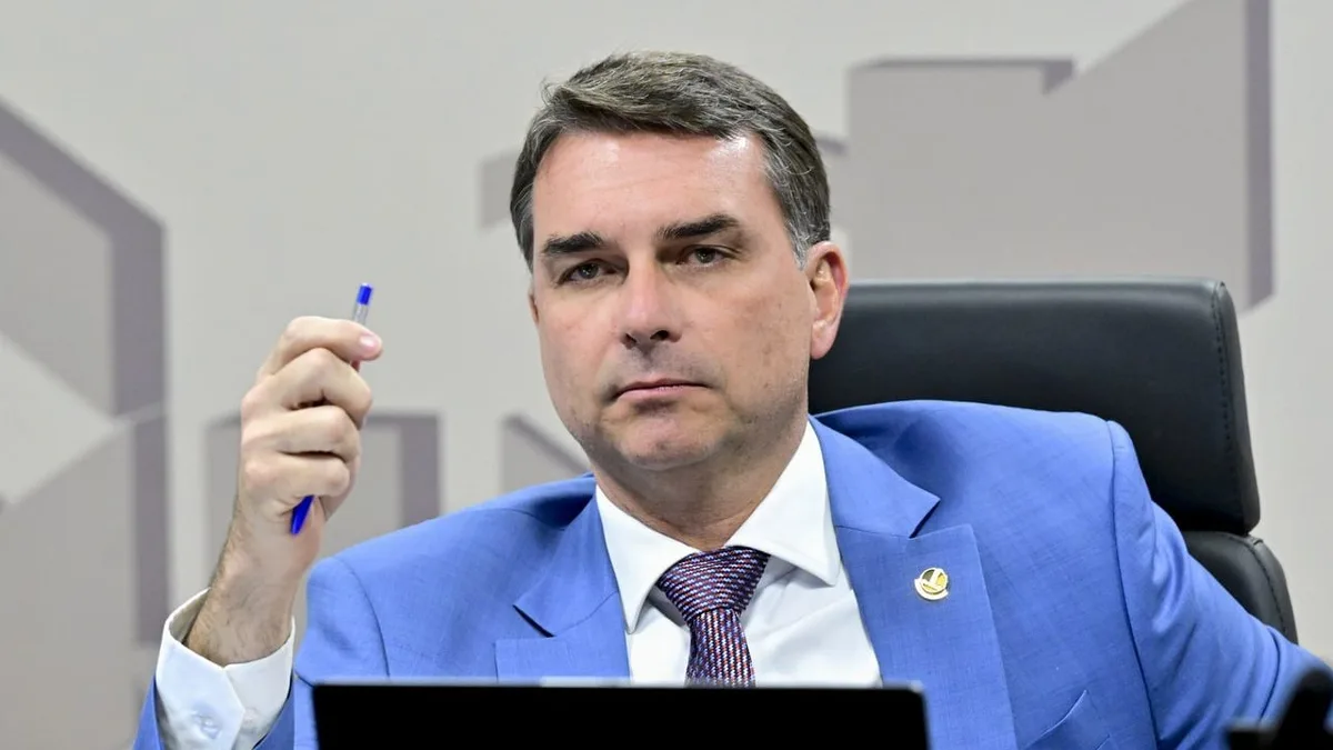 Flavio Bolsonaro votará pela 5×2 e, se eleito, implantará salário por hora, diz seu estrategista