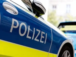 Un bus scolaire percute plusieurs voitures et finit dans un mur en Allemagne, quatorze blessés dont plusieurs gravement