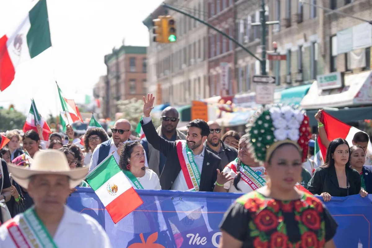 ‘¡Mamdani, hermano, ya eres mexicano!’; Alcalde de Nueva York asiste a desfile por Independencia de México