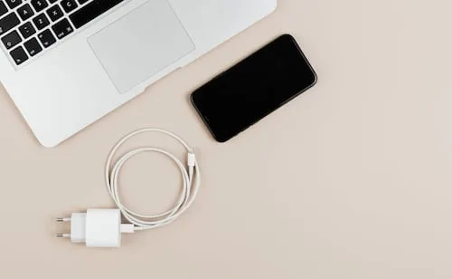 ¿Dónde carga más rápido el celular: en la pared o en la computadora?