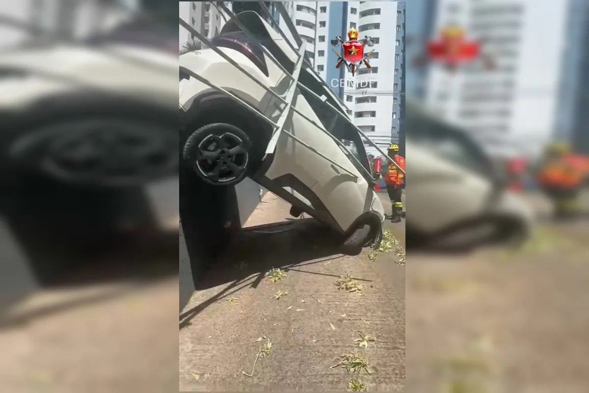 Carro fica de ponta cabeça após bater em grade de mercado em Águas Claras