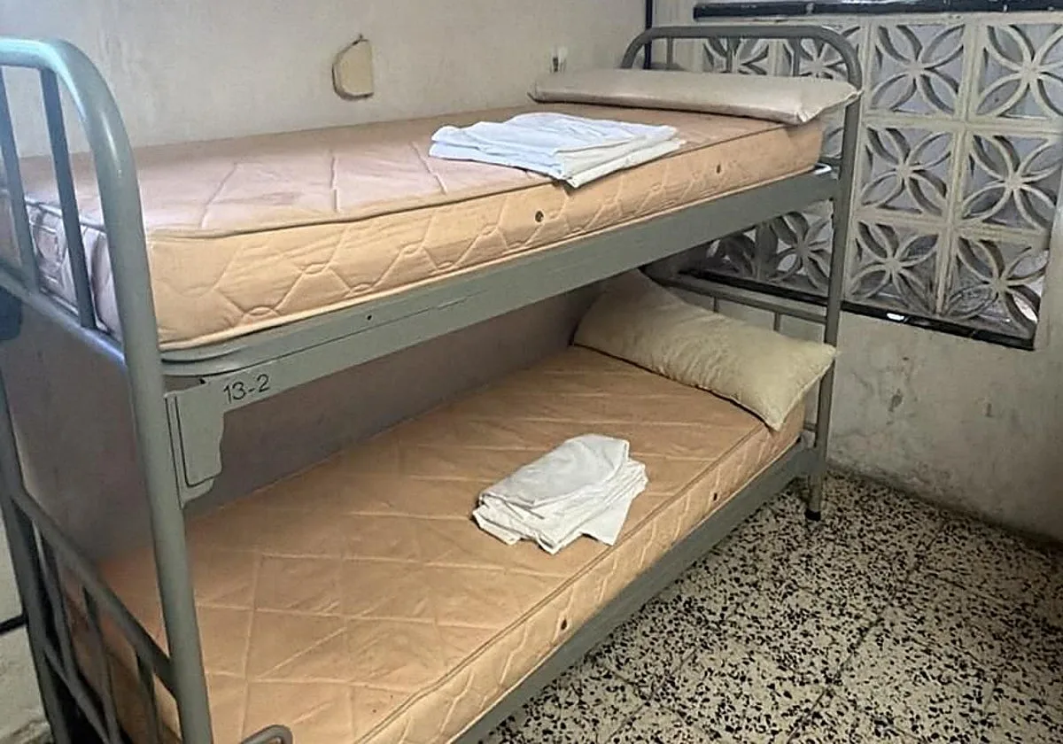 Así viven los policías destinados en Ceuta: una habitación para siete, un baño para 70 y sin aire acondicionado