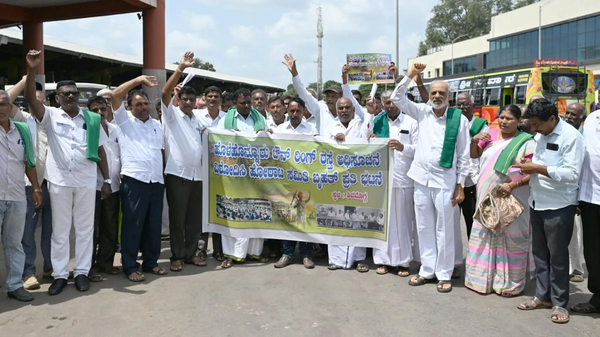 Farmers take out protest in Hassan opposing ring road project for Holehonnur